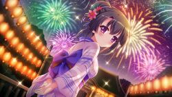 Rule 34 | 1girl, aerial fireworks, architecture, arms behind back, black hair, closed mouth, dot nose, dutch angle, east asian architecture, film grain, fireworks, floral print, from behind, game cg, hair bun, ichikishima mizuha, izumi tsubasu, japanese clothes, kimono, lantern, looking back, night, night sky, non-web source, official art, outdoors, paper lantern, print kimono, purple eyes, purple kimono, purple sash, railing, re:stage!, short hair, sky, smile, solo, sparkle, star (sky), starry sky, striped clothes, striped kimono, summer festival, tree, wooden railing