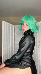 Rule 34 | 1girl, animated, audible music, bare legs, brazilian (nationality), breasts, cosplay, female focus, green eyes, green hair, indoors, lowres, medium breasts, nerokosplayer, one-punch man, photo (medium), real life, short hair, solo, sound, tagme, tatsumaki, video