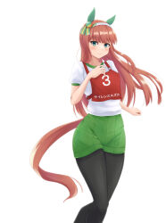 Rule 34 | 1girl, animal ears, black pantyhose, blunt bangs, character name, closed mouth, commentary, ear covers, green eyes, green shorts, gym shirt, gym shorts, gym uniform, hairband, hand on own chest, highres, horse ears, horse girl, horse tail, kemuri (etep3372), long hair, looking at viewer, orange hair, pantyhose, pantyhose under shorts, race bib, shirt, short sleeves, shorts, silence suzuka (umamusume), simple background, smile, solo, standing, straight hair, t-shirt, tail, translated, umamusume, white background, white hairband, white shirt, wind
