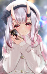 1girl :3 alternate_costume beret black_bow blurry blurry_background blush bow brown_coat can canned_coffee center-flap_bangs coat commentary drink_can duffel_coat fang grey_hair hat hat_bow highres holding holding_can hololive horns long_hair long_sleeves looking_at_viewer multicolored_clothes multicolored_hair multicolored_scarf nakiri_ayame oni pink_scarf red_eyes red_hair rinsu_(rins10215) scarf skin-covered_horns smile solo streaked_hair striped_clothes striped_scarf sweater upper_body virtual_youtuber white_hat white_scarf white_sweater