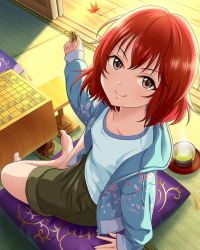 Rule 34 | &gt;:), 10s, 1girl, autumn leaves, barefoot, board game, from above, green tea, idolmaster, idolmaster cinderella girls, indian style, jacket, looking at viewer, murakami tomoe, official art, open clothes, open jacket, purple eyes, red hair, shogi, short hair, shorts, sitting, smile, solo, tatami, tea, v-shaped eyebrows