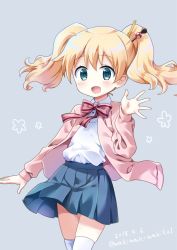 Rule 34 | 1girl, :d, alice cartelet, blonde hair, blue eyes, blue skirt, blush, bow, collared shirt, commentary request, dated, grey background, hair between eyes, hand up, jacket, kin-iro mosaic, long hair, long sleeves, looking at viewer, neki (wakiko), open clothes, open jacket, open mouth, pink bow, pink jacket, pleated skirt, school uniform, shirt, simple background, skirt, smile, solo, striped, striped bow, thighhighs, twintails, twitter username, white shirt, white thighhighs