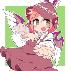 Rule 34 | 1girl, animal ears, bird ears, bird wings, border, brown dress, brown headwear, dress, fang, green background, grey eyes, hand on own chest, ini (inunabe00), juliet sleeves, long sleeves, looking at viewer, mystia lorelei, open mouth, outline, pink hair, puffy sleeves, short hair, simple background, skin fang, smile, solo, standing, touhou, white border, white outline, white wings, winged hat, wings