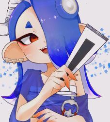 1girl blue_hair blue_shawl chest_sarashi commentary earrings eyelashes folded_fan folding_fan hair_over_one_eye hairband hand_fan highres holding holding_fan jewelry long_hair multiple_earrings nintendo octoling open_mouth pointy_ears red_eyes sarashi shawl shiver_(splatoon) short_eyebrows smile solo splatoon_(series) splatoon_3 tentacle_hair thick_eyebrows tooth_earrings vq32s white_hairband