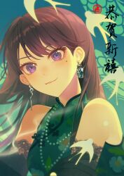 Rule 34 | 1girl, bang dream!, bang dream! it&#039;s mygo!!!!!, bare shoulders, bird, black gloves, brown hair, china dress, chinese clothes, closed mouth, commentary, dress, earrings, elbow gloves, gloves, green dress, highres, jewelry, long hair, looking at viewer, mole, mole under eye, necklace, purple eyes, qing 00129, shiina taki, sleeveless, sleeveless dress, smile, solo, swallow (bird), upper body