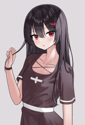 Rule 34 | 1girl, bad id, bad pixiv id, black hair, blush, brown dress, closed mouth, commentary request, dress, grey background, hair between eyes, hair ornament, hairclip, hand up, highres, long hair, looking at viewer, nagisa (cxcx5235), original, red eyes, short sleeves, simple background, solo, very long hair