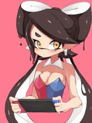 Rule 34 | 1girl, alternate color, black hair, blue jumpsuit, breasts, brown eyes, brown hair, callie (splatoon), chocolate, cleavage, collar, commentary, controller, cropped torso, detached collar, earrings, game controller, highres, holding, holding controller, holding game controller, inkling, jewelry, jumpsuit, liquid hair, long hair, looking at viewer, medium breasts, mole, mole under eye, multicolored jumpsuit, nintendo, nintendo switch, pink background, pointy ears, red jumpsuit, solo, splatoon (series), splatoon 1, strapless, sukeo (nunswa08), tentacle hair, two-tone jumpsuit, upper body, white collar
