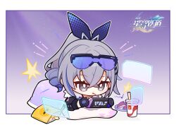 Rule 34 | 1girl, bag of chips, black gloves, black jacket, candy, chibi, chinese commentary, chinese text, chips (food), cup, drill hair, eyewear on head, food, gloves, grey eyes, grey hair, handheld game console, honkai: star rail, honkai (series), jacket, logo, multicolored hair, musical note, official art, playing games, silver wolf (honkai: star rail), solo, star (symbol), streaked hair