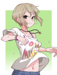 Rule 34 | 10s, 1girl, bare arms, black eyes, earrings, flower, flower necklace, gazacy (dai), green background, highres, idolmaster, idolmaster cinderella girls, jewelry, light brown hair, looking at viewer, navel, necklace, off shoulder, shiomi syuko, shirt, short hair, smile, solo, stud earrings, sweat, t-shirt, upper body