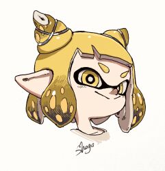 Rule 34 | 1girl, :&gt;, artist name, blonde hair, closed mouth, commentary request, cropped head, hair horns, hair ornament, highres, inkling, inkling girl, inkling player character, nintendo, pointy ears, shogo (shogo70449442), short hair, simple background, smile, solo, splatoon (series), splatoon 3, suction cups, tentacle hair, thick eyebrows, v-shaped eyebrows, white background, x hair ornament, yellow eyes