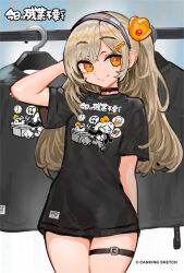 Rule 34 | 1girl, arm behind head, arm up, black choker, black shirt, blush, brown hair, canking, choker, closed mouth, clothes hanger, clothes writing, commentary request, grey hairband, hair ornament, hairband, long hair, orange eyes, original, shirt, short sleeves, smile, solo, thigh strap, translation request, twitter username, very long hair