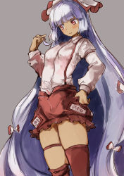 Rule 34 | 1girl, adapted costume, bow, collared shirt, cowboy shot, from below, fujiwara no mokou, grey background, grey hair, hair bow, twirling hair, hand on own hip, legband, long hair, miniskirt, red eyes, red thighhighs, shirt, simple background, skindentation, skirt, smile, solo, standing, suspender skirt, suspenders, thigh strap, thighhighs, touhou, very long hair, yohane