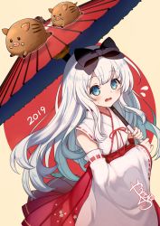 Rule 34 | &gt; &lt;, 1girl, 2019, animal, bare shoulders, black bow, blue eyes, blush, boar, bow, chinese zodiac, commentary request, cowboy shot, detached sleeves, floating hair, flying sweatdrops, hair bow, hakama, hakama skirt, holding, holding umbrella, japanese clothes, kimono, long hair, long sleeves, looking at viewer, oil-paper umbrella, open mouth, original, red hakama, signature, skirt, sleeves past wrists, solo, sweat, tareme, umbrella, wavy mouth, white hair, white kimono, wide sleeves, yatsuki yura, year of the pig