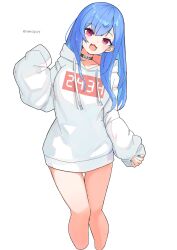 1girl :3 black_collar blue_hair blue_nails breasts clothes_writing collar colored_inner_hair cropped_legs earrings fang highres hood hoodie jewelry long_hair looking_at_viewer medium_breasts mole mole_on_thigh multicolored_hair neko_kai-san nijisanji nishizono_chigusa nishizono_chigusa_(2nd_costume) open_mouth simple_background skin_fang sleeves_past_fingers sleeves_past_wrists smile solo thighs twitter_username virtual_youtuber white_background white_hoodie