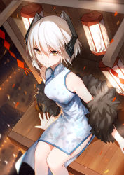 Rule 34 | 1girl, bison cangshu, blue dress, breasts, china dress, chinese clothes, closed mouth, dress, hair between eyes, headgear, idollers, lantern, night, outdoors, shawl, short hair, side slit, sidelocks, sitting, small breasts, smile, solo, tsurime, white hair, yellow eyes