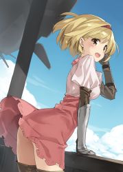 Rule 34 | 10s, 1girl, :d, arm guards, arm up, armor, ass, blonde hair, blue sky, blush, breasts, brown gloves, brown thighhighs, clothes lift, cloud, commentary request, cowboy shot, day, djeeta (granblue fantasy), elbow gloves, eyebrows, from side, gloves, granblue fantasy, hairband, kani biimu, leaning forward, leaning on object, looking at viewer, medium breasts, open mouth, outdoors, puffy short sleeves, puffy sleeves, red hairband, red skirt, short hair, short sleeves, skirt, skirt lift, sky, smile, solo, standing, thighhighs, wind, wind lift, yellow eyes