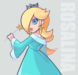 Rule 34 | 1girl, bare shoulders, blonde hair, blue dress, blue eyes, breasts, bright pupils, character name, closed mouth, crown, dress, earrings, eyelashes, from behind, grey background, hair over one eye, hand up, highres, holding, holding wand, jewelry, long hair, long sleeves, looking at viewer, looking back, mario (series), medium breasts, nintendo, no nose, off-shoulder dress, off shoulder, rosalina, smile, solo, spudenski, star (symbol), star earrings, super mario galaxy, thick lips, wand, white pupils, wide sleeves