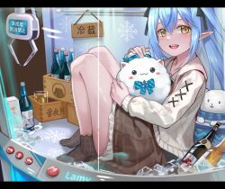 Rule 34 | 1girl, :d, absurdres, black ribbon, blue hair, bottle, brown dress, brown socks, cable knit, cardigan, crane game, daifuku (yukihana lamy), dress, grey cardigan, hair between eyes, head rest, highres, hololive, knees up, light blush, long hair, looking at viewer, medium dress, multicolored hair, no shoes, official alternate costume, official alternate hairstyle, open mouth, plaid, plaid dress, pleated dress, pointy ears, ribbon, sake bottle, sitting, smile, socks, solo, streaked hair, striped clothes, striped socks, teeth, two side up, upper teeth only, vertical-striped clothes, vertical-striped socks, very long hair, virtual youtuber, yellow eyes, yoshikawa hiro, yukihana lamy, yukihana lamy (casual), yukimin (yukihana lamy)
