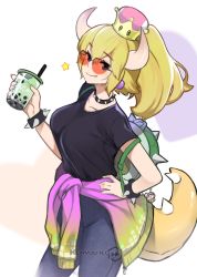 Rule 34 | 1girl, backpack, bag, black shirt, blonde hair, blouse, blue eyes, bowsette, bracelet, breasts, bubble tea, casual, clothes around waist, collar, contemporary, crown, cup, denim, fang, fang out, hand on own hip, holding, holding cup, horns, jeans, jewelry, keiryuu seo, large breasts, long hair, looking at viewer, mario (series), new super mario bros. u deluxe, nintendo, orange-tinted eyewear, orange-tinted glasses, pants, ponytail, shirt, simple background, smile, solo, spiked bracelet, spiked collar, spikes, standing, sunglasses, super crown, sweater, sweater around waist, t-shirt, tail, tinted eyewear