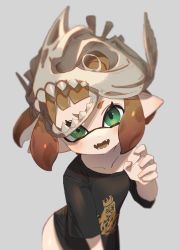 Rule 34 | 1girl, bare shoulders, black shirt, blurry, blush, bottomless, brown hair, claw pose, cowboy shot, depth of field, fangs, flat chest, green eyes, grey background, head tilt, highres, inkling, inkling girl, inkling player character, looking at viewer, mask, nintendo, off shoulder, open mouth, pointy ears, print shirt, shirt, shirt tug, short hair, simple background, skull on head, sleeves past elbows, smile, solo, t-shirt, tentacle hair, yu-ri (arium047)