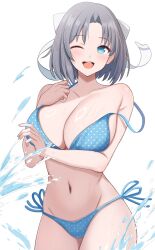 1girl bikini blue_bikini blue_eyes blush bow breasts cleavage grey_hair hair_bow highres large_breasts linea_alba navel one_eye_closed open_mouth polka_dot polka_dot_bikini senran_kagura shiny_skin simple_background smile splashing surippa1010 swimsuit undone_bikini wet white_background white_bow yumi_(senran_kagura)