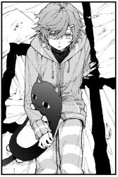 Rule 34 | 1boy, bed, bed sheet, greyscale, hair between eyes, hair ornament, hairclip, highres, holding, holding stuffed toy, jacket, kanae (nijisanji), long sleeves, looking at viewer, maki keigo, male focus, mole, mole under eye, monochrome, nijisanji, on bed, pajamas, pants, parted lips, pillow, roto (kanae), sitting, solo, striped clothes, striped pants, stuffed animal, stuffed cat, stuffed toy, sweater, turtleneck, turtleneck sweater, virtual youtuber, window shadow