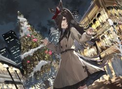 Rule 34 | 1girl, animal ears, brown hair, building, christmas, christmas tree, coat, crowd, grey coat, hair over one eye, highres, horse ears, horse girl, horse tail, long hair, long sleeves, looking at viewer, night, night sky, open mouth, outdoors, purple eyes, rice shower (umamusume), sky, solo focus, tail, the olphy, umamusume