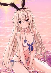 Rule 34 | 1girl, absurdres, bare shoulders, barefoot, bikini, blonde hair, blush, breasts, closed mouth, collarbone, grey eyes, hair ornament, hairband, highres, kantai collection, long hair, looking at viewer, navel, outdoors, partially submerged, scan, shimakaze (kancolle), shiny skin, simple background, sitting, small breasts, smile, solo, stomach, sunset, swimsuit, takanashi kei (hitsujikan), thighs, toes, wariza, water, water drop, wet