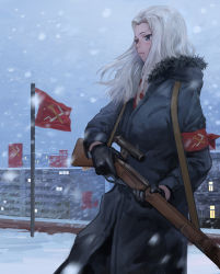 Rule 34 | 10s, 1girl, absurdres, armband, bad id, bad pixiv id, black gloves, blue eyes, bolt action, building, city, clara (girls und panzer), coat, emblem, flag, fur trim, girls und panzer, gloves, gun, highres, holding, holding gun, holding weapon, hood, hood down, long hair, long sleeves, looking to the side, outdoors, pravda (emblem), rifle, scope, sky, sniper rifle, snow, snowing, solo, tomiya (tomiya2117), trigger discipline, weapon, white hair, wind, winter, winter clothes, winter coat