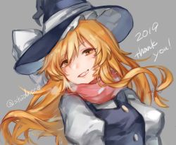Rule 34 | 1girl, blonde hair, bow, character name, grey background, grin, hat, highres, kirisame marisa, long hair, looking at viewer, scarf, shidaccc, smile, solo, touhou, twitter username, upper body, vest, white bow, witch hat, yellow eyes