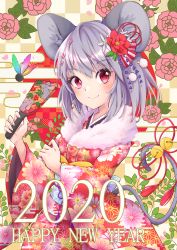 Rule 34 | 1girl, 2020, absurdres, animal ears, bell, checkered background, chinese zodiac, closed mouth, commentary, egasumi, floral background, fur scarf, furisode, grey hair, hagoita, hair ornament, hane (hanetsuki), hanetsuki, happy new year, highres, japanese clothes, kimono, long sleeves, looking at viewer, mouse ears, mouse girl, mouse tail, nazrin, new year, obi, paddle, print kimono, ramie (ramie541), red eyes, red kimono, rising sun flag, sash, short hair, smile, solo, standing, sunburst, tail, tail bell, tail ornament, touhou, wide sleeves, year of the rat