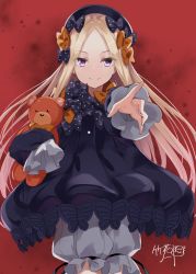 Rule 34 | 1girl, abigail williams (fate), black bow, black dress, blonde hair, bow, dress, fate/grand order, fate (series), hair bow, hat, highres, long hair, long sleeves, looking at viewer, orange bow, purple eyes, red background, smile, solo, stuffed animal, stuffed toy, takehana note, teddy bear, very long hair