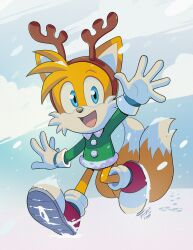 Rule 34 | 1boy, antlers, furry, furry male, green sweater, highres, horns, jondobbsart, looking at viewer, open mouth, outdoors, reindeer antlers, shoes, snow, solo, sonic (series), sweater, tails (sonic), waving