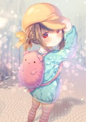 Rule 34 | 1girl, arm up, backpack, bag, blue shirt, blush, bow, brown hair, brown hat, cabbie hat, child, chitosezaka suzu, closed mouth, collared shirt, commentary request, frilled shirt collar, frills, from behind, hand on headwear, hat, highres, long sleeves, looking at viewer, looking back, original, ponytail, red eyes, second-party source, shirt, sidelocks, solo, standing, striped clothes, striped thighhighs, thighhighs, yellow bow