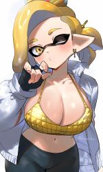 1girl artist_name black_gloves black_pants blonde_hair breasts cleavage collarbone commentary_request ed_(jinko) fingerless_gloves gloves high-waist_pants highres inkling inkling_girl inkling_player_character jacket jinkoika large_breasts medium_hair navel nintendo one_eye_closed open_clothes open_jacket pants pointy_ears puckered_lips simple_background solo splatoon_(series) splatoon_3 tentacle_hair twitter_username white_background white_jacket yellow_eyes