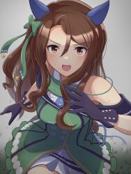 Rule 34 | 1girl, animal ears, black gloves, bow, brown hair, dress, ear covers, gloves, gradient background, green dress, grey background, hair bow, highres, horse ears, horse girl, horse tail, houton tamago, king halo (umamusume), long hair, looking at viewer, off-shoulder dress, off shoulder, red eyes, running, simple background, solo, tail, umamusume