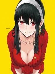 Rule 34 | 1girl, absurdres, black hair, breasts, cleavage, closed mouth, collarbone, commentary, earrings, gold earrings, hair down, hairband, highres, jewelry, large breasts, leaning forward, long hair, looking at viewer, mymzi, red eyes, sidelocks, signature, simple background, smile, solo, spy x family, upper body, white hairband, yellow background, yor briar