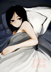 Rule 34 | 10s, 1girl, artist name, bed sheet, black eyes, black hair, closed mouth, commentary, dated, girls und panzer, long hair, looking at viewer, looking back, lying, nonna (girls und panzer), on bed, on side, one-hour drawing challenge, pillow, signature, smile, solo, susumu, swept bangs, under covers