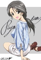 Rule 34 | 10s, 1girl, arm support, artist name, blue shirt, bukkuri, casual, character name, cursive, dated, freckles, girls und panzer, grey background, grey eyes, grey hair, hair tie, highres, long hair, looking at viewer, looking back, open mouth, outside border, parted bangs, piyotan (girls und panzer), ponytail, romaji text, sandals, shirt, shorts, signature, sitting, sketch, smile, solo, striped clothes, striped shirt, vertical-striped clothes, vertical-striped shirt, white shorts, yokozuwari