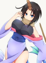 Rule 34 | &gt;:), 10s, 1girl, bare shoulders, black hair, black leotard, blue eyes, blush, breasts, brown scarf, closed mouth, cowboy shot, dragon girl, dragon tail, elma (maidragon), gradient hair, hand up, highres, holding, horns, japanese clothes, kimono, kobayashi-san chi no maidragon, large breasts, legs together, leotard, leotard under clothes, long sleeves, looking at viewer, multicolored hair, obi, off shoulder, outstretched arm, purple kimono, sash, scarf, shiny skin, short hair, simple background, single horn, smile, solo, standing, tail, tokonone, v-shaped eyebrows, white background, wide sleeves