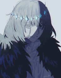 Rule 34 | 1boy, alternate hair color, black hair, blue eyes, cape, cloak, collared shirt, crown, dark persona, diamond hairband, evil smile, fate/grand order, fate (series), fur-trimmed cloak, fur collar, fur trim, grey background, hane (hane 0928), light particles, looking at viewer, male focus, medium hair, oberon (fate), oberon (third ascension) (fate), official alternate costume, shadow, shirt, simple background, smile, solo, spoilers, upper body, white shirt