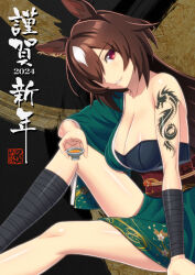 Rule 34 | 1girl, 2024, alternate costume, animal ears, black background, breasts, brown hair, cleavage, commentary request, cup, green kimono, grin, hair between eyes, horse ears, horse girl, horse tail, japanese clothes, kimono, knee up, large breasts, long hair, looking at viewer, multicolored hair, norizou, obi, red eyes, sash, simple background, sirius symboli (umamusume), smile, solo, streaked hair, tail, umamusume, white hair