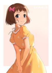 Rule 34 | 1girl, absurdres, arms behind back, blue eyes, border, bow, brown hair, character request, closed mouth, dress, eyelashes, floral print, from behind, hair bow, highres, idolmaster, idolmaster cinderella girls, kudo shinobu, looking at viewer, looking back, neck ribbon, onao, outside border, pink background, pink bow, print dress, ribbon, short hair, short sleeves, smile, solo, standing, sundress, white border, white ribbon, yellow dress