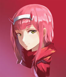 Rule 34 | 10s, 1girl, cloak, closed mouth, darling in the franxx, gan-viking, gradient background, green eyes, hairband, highres, horns, long hair, looking at viewer, pink hair, red cloak, red horns, revision, smile, solo, white hairband, zero two (darling in the franxx)