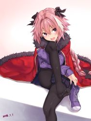 Rule 34 | 1boy, absurdres, astolfo (fate), black bow, black pantyhose, blush, boots, unworn boots, bow, braid, cape, dated, fang, fate/apocrypha, fate/grand order, fate (series), feet, fur trim, hair bow, hair intakes, highres, hugging own legs, ivan wang, long braid, male focus, multicolored hair, official alternate costume, open mouth, pantyhose, pink hair, purple eyes, shoes, single braid, solo, streaked hair, toes, trap
