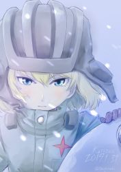 Rule 34 | 1girl, black gloves, black hat, blizzard, blonde hair, blue eyes, buchikaki, character name, closed mouth, commentary, cyrillic, dated, frown, girls und panzer, gloves, green jumpsuit, hat, helmet, jumpsuit, katyusha (girls und panzer), long sleeves, looking at viewer, military, military uniform, pravda military uniform, short hair, snow, solo, tank helmet, twitter username, uniform, upper body, v-shaped eyebrows, wind