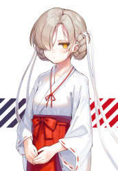 Rule 34 | 1girl, alternate costume, azur lane, blonde hair, blush, bow, braid, closed mouth, cowboy shot, expressionless, hair bow, hair over one eye, hakama, hakama skirt, highres, japanese clothes, kimono, kiyosato 0928, long sleeves, looking at viewer, miko, own hands together, red bow, red hakama, ribbon-trimmed sleeves, ribbon trim, sheffield (azur lane), skirt, solo, striped, striped background, white background, white bow, white kimono, yellow eyes