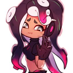 Rule 34 | 1girl, artist name, black collar, black gloves, black hair, black shirt, black shorts, callie (splatoon), callie (splatoon) (cosplay), cephalopod eyes, closed mouth, collar, colored skin, commentary, cosplay, coula cat, crop top, dark-skinned female, dark skin, from side, gloves, gradient hair, green eyes, green hair, headphones, highres, long hair, looking at viewer, marina (splatoon), multicolored hair, multicolored skin, nintendo, octoling, pink pupils, purple hair, shirt, short sleeves, shorts, signature, simple background, smile, solo, spiked collar, spikes, splatoon (series), splatoon 2, standing, suction cups, tearing up, upper body, waving, white background