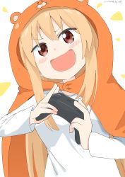 Rule 34 | 1girl, absurdres, animal hood, bad id, bad pixiv id, blonde hair, blush, brown eyes, commentary request, controller, cynical (llcbluckg c004), doma umaru, game controller, hamster hood, highres, himouto! umaru-chan, holding, holding controller, holding game controller, hood, long hair, long sleeves, looking at viewer, open mouth, shirt, signature, simple background, smile, solo, twitter username, upper body, white background, white shirt