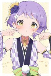 1girl :&lt; asymmetrical_bangs blush border cheek_poking detached_sleeves flat_chest flower green_sash hair_flower hair_ornament hands_up head_tilt highres idolmaster idolmaster_million_live! idolmaster_million_live!_theater_days japanese_clothes kimono looking_at_viewer makabe_mizuki mochigome_(ununquadium) official_alternate_costume official_alternate_hairstyle poking pom_pom_(clothes) purple_hair purple_kimono purple_sleeves sash short_hair solo translation_request upper_body white_border yellow_background yellow_eyes